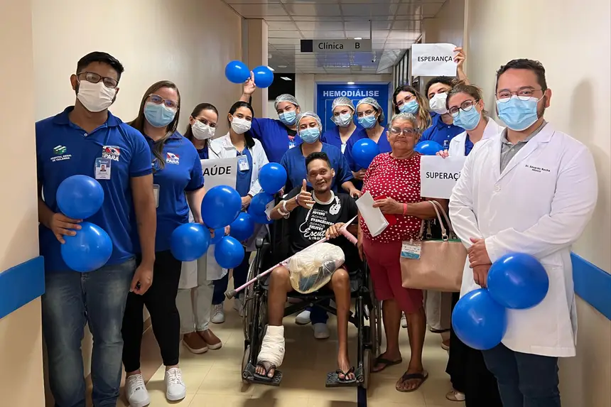 Usuário Antônio Silva recebeu alta após 50 dias internado na Clínica Médica do HGT, acompanhado de sua mãe, Maria Raimunda