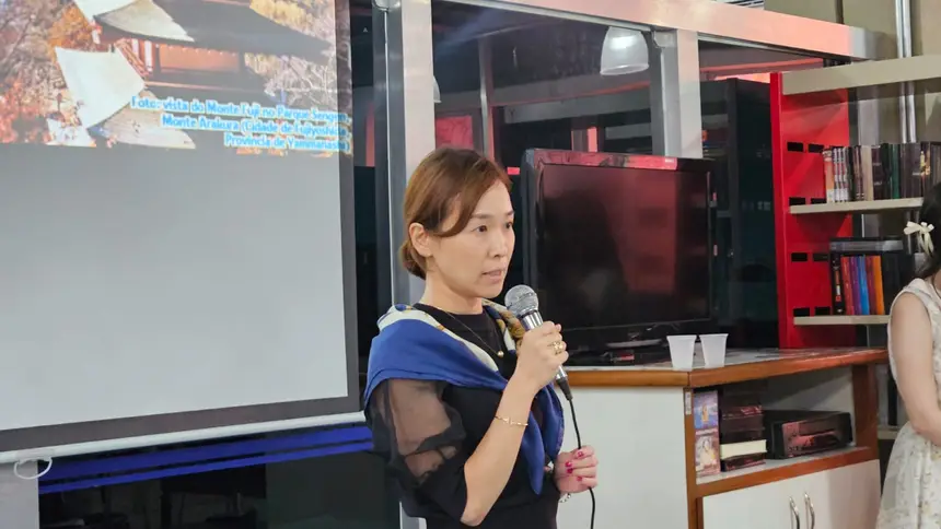 A diplomata cônsul Ito discursa durante a programação 