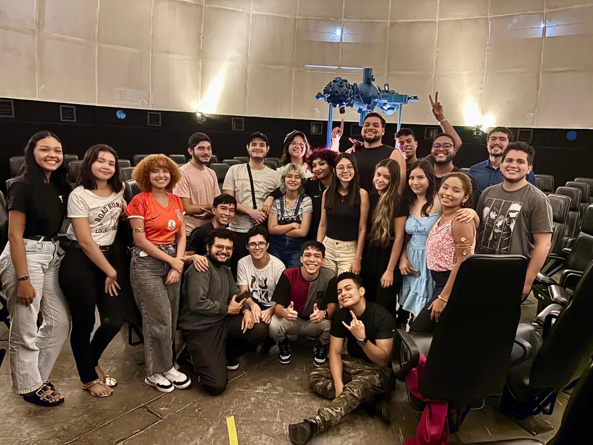 Estagiários do CCPPA durante formação sobre reconhecimento do céu noturno, na cúpula de projeções Kwarahy.