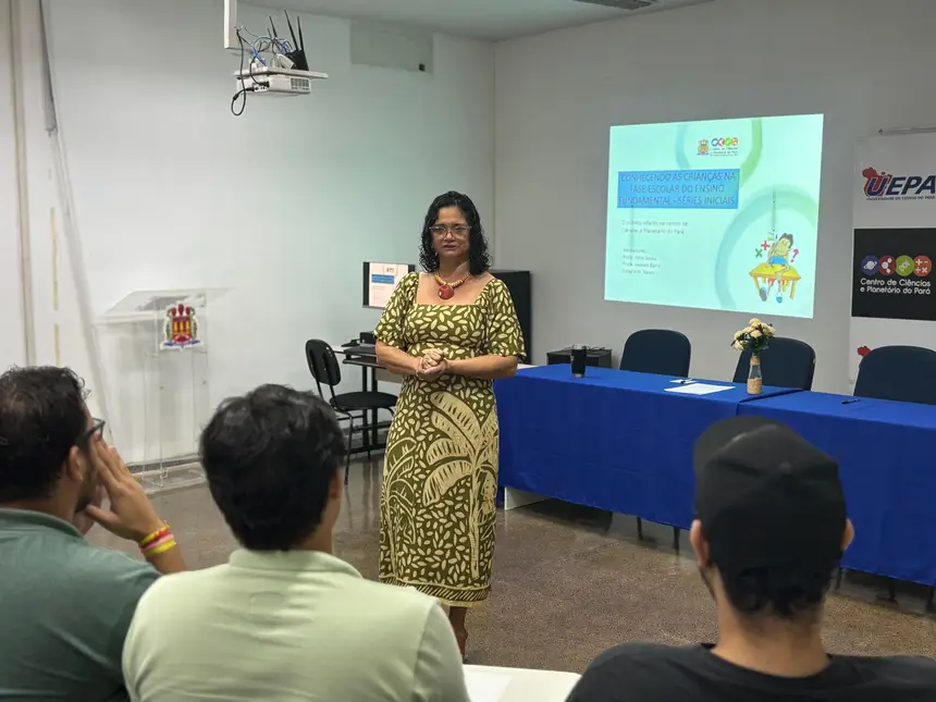 A pedagoga do CCPPA, Alice Sousa, durante oficina ocorrida nesta quinta-feira (29).