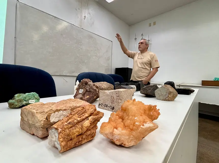 Professor da UFPA, Joelson Soares, durante capacitação para identificação de rochas e minerais.