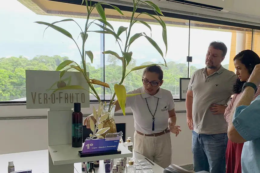 Coordenadora Ingrid Teles do projeto de beneficiamento da Semente do Açaí para Produção de Cosméticos 