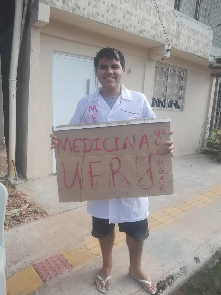 Albert Mendes - Escola Estadual Augusto Olimpo (passou em Medicina pela UEPA e UFPA e também pela UFRJ)