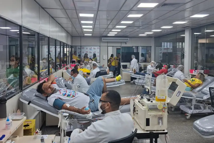 Ações simultâneas de mobilização nas unidades da hemorrede estadual, com apoio de grupos comunitários e parceiros locais.