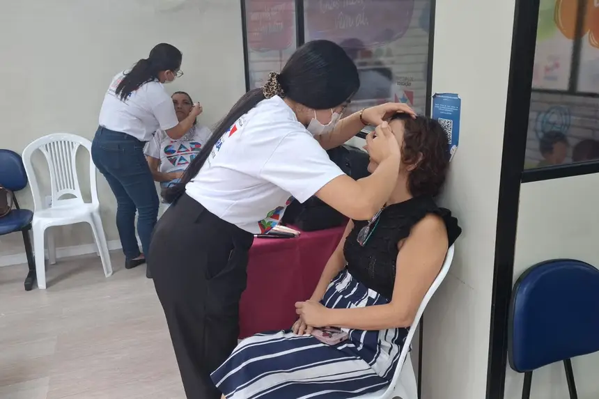 Atuação do Senac, quipe de estética realizando maquiagens e penteados durante a programação.