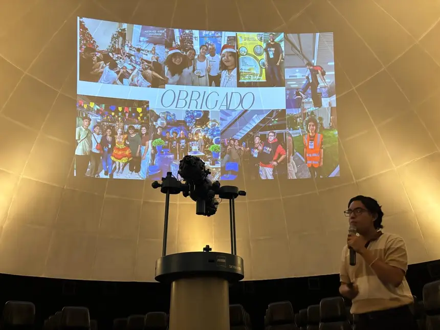 Vinicius Souza, ex-estagiário de Física, explicou que o período de atuação teve como foco praticar metodologias didáticas e aplicar os conhecimentos obtidos durante a graduação em Física.