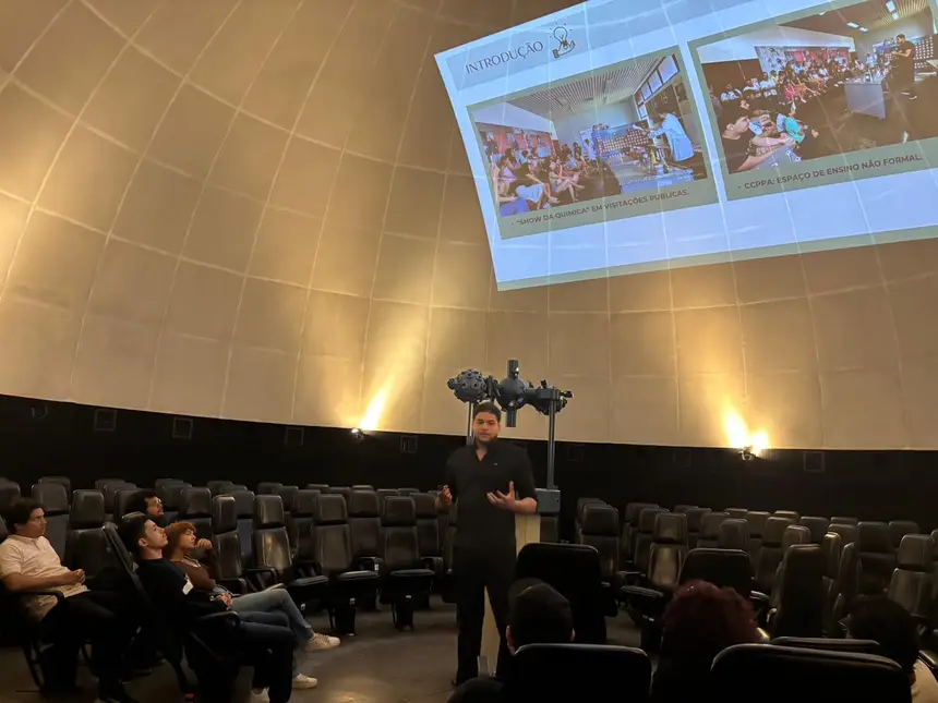 Mário Ruivo, estagiário de Química, descreveu a experiência no Planetário como transformadora.  