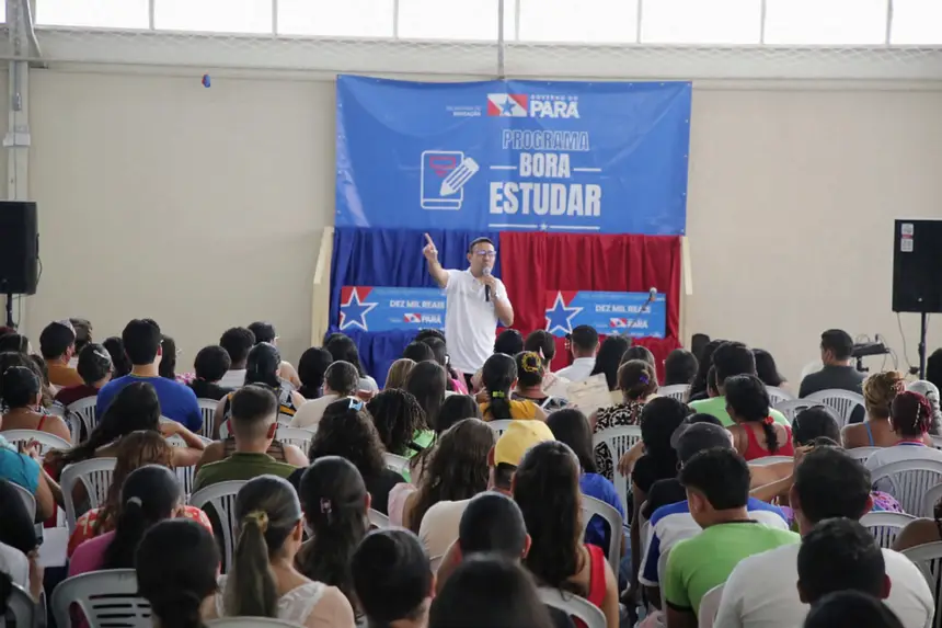 Secretário-adjunto de Articulação, Diego Maia, na entrega dos cheques do Bora Estudar 