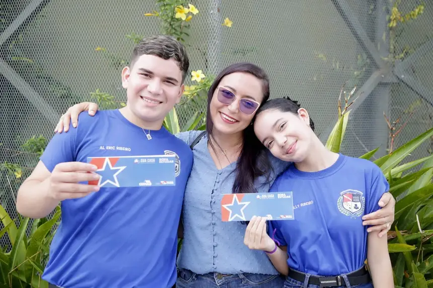 Os irmãos Eric Ribeiro e Emilly Ribeiro receberam o cheque do programa Bora Estudar 