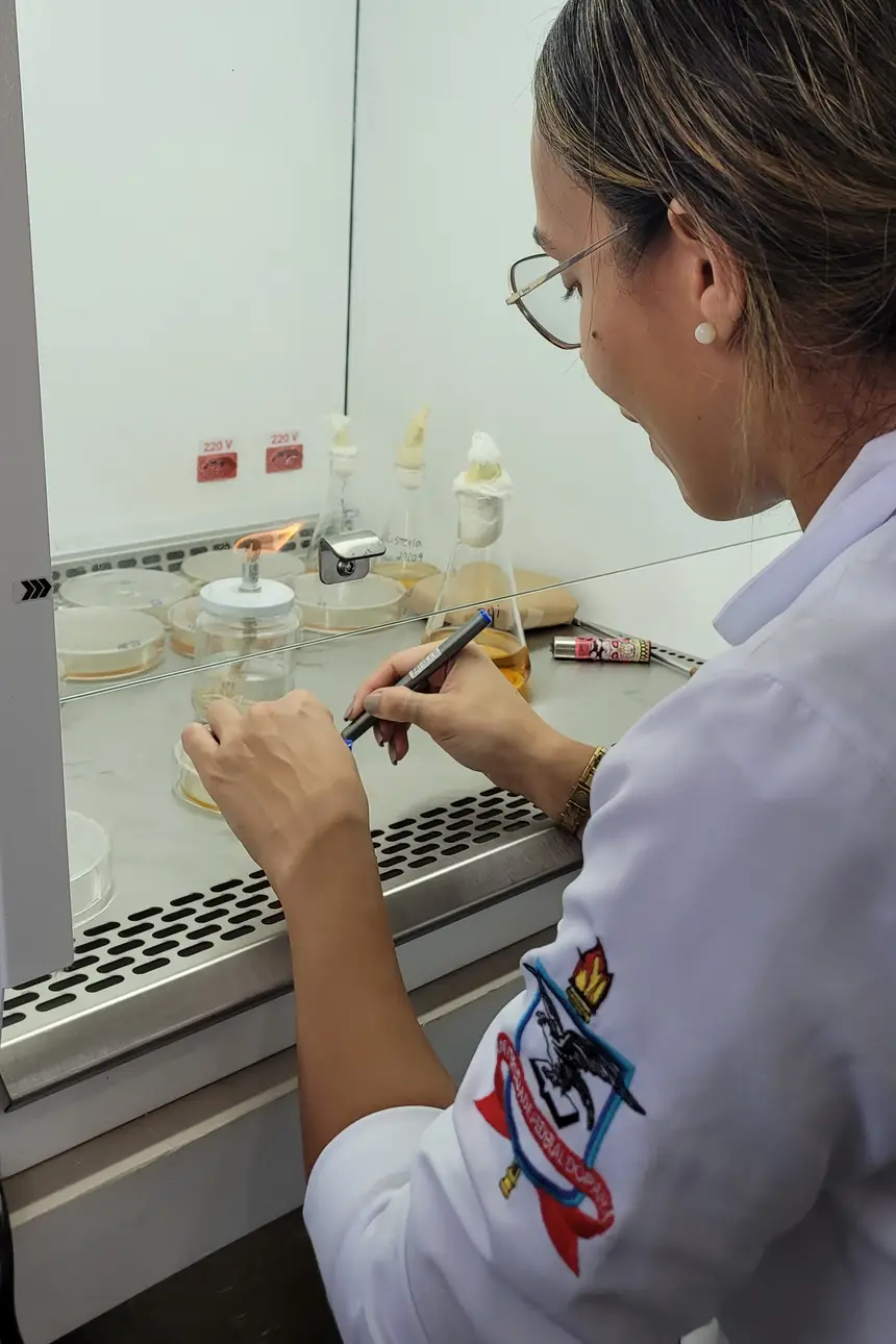 a pesquisadora do instituto de ciências biológicas da UFPA, Marcelle Passos, idealizou e desenvolve a pesquisa: Bionanovetores: estratégia tecnológica sustentável e bioeconômica