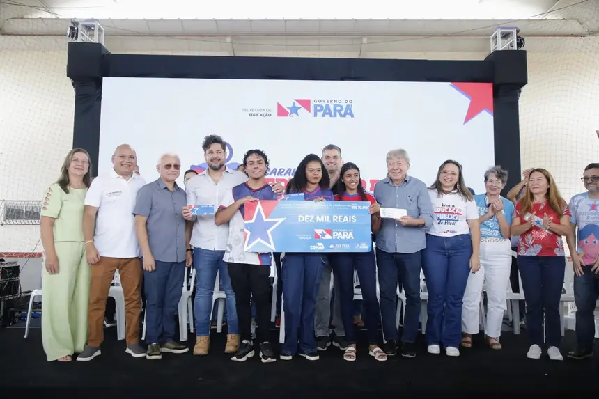 Entrega de cheques do programa Bora Estudar 