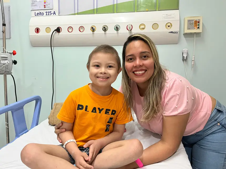 Elenice Fagundes  acompanha  o filho Enzo Lemos, de 8 anos, em tratamento no Hoiol.