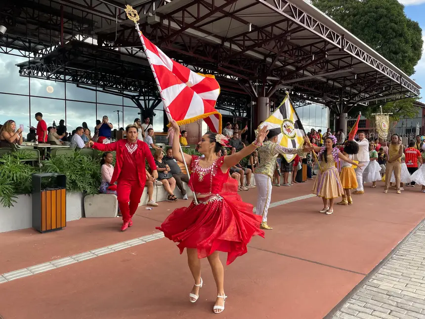 Complexo Porto Futuro é tomado por foliões neste domingo (15)