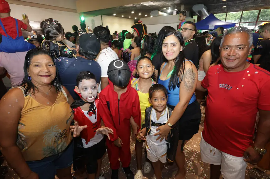 Família da Michele Pereira e Alex Coelho <div class='credito_fotos'>Foto: Pedro Guerreiro / Ag. Pará &nbsp;&nbsp;|&nbsp;&nbsp; <a href='/midias/2026/originais/20260217203412-GF00026302-F00491559.jpg' download><i class='fa-solid fa-download'></i> Download</a></div>