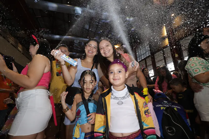 Jussara e Amanda com as crianças Ana Luise e Alícia <div class='credito_fotos'>Foto: Pedro Guerreiro / Ag. Pará &nbsp;&nbsp;|&nbsp;&nbsp; <a href='/midias/2026/originais/20260217203426-GF00026302-F00491560.jpg' download><i class='fa-solid fa-download'></i> Download</a></div>