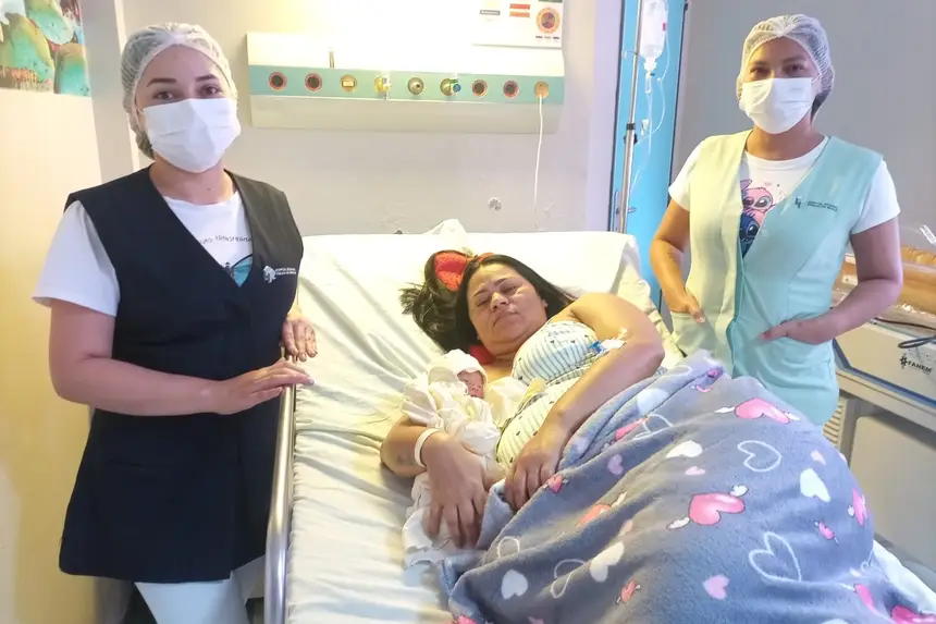 Usuária Gleiquiane dos Prazeres Pinto e profissionais do HRPM