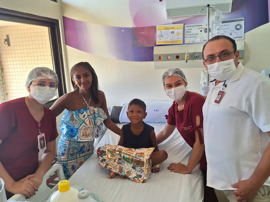 João e a mãe, Leidiane, com parte da equipe do HRBA