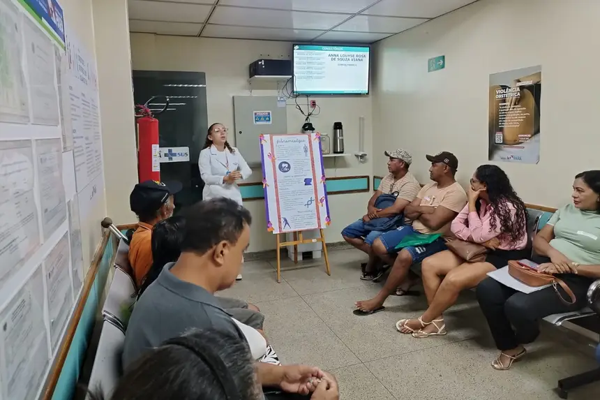 A mobilização levou orientações sobre fibromialgia a pacientes e acompanhantes que aguardavam atendimento na unidade.