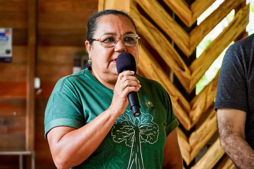 Izete Costa “Dona Nena” - moradora da ilha e conselheira da APA Combu
 <div class='credito_fotos'>Foto: Edivaldo Sodré / Ag. Pará &nbsp;&nbsp;|&nbsp;&nbsp; <a href='/midias/2026/originais/20260225142655-GF00026350-F00493147.jpg' download><i class='fa-solid fa-download'></i> Download</a></div>