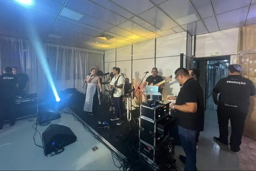 A celebração contou com apresentação musical ao vivo, com participação de banda e buffet para os participantes.