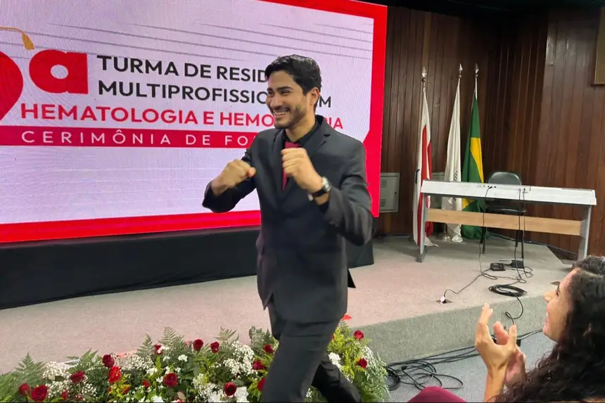 O concluinte Yan Costa celebrou a formação com foco no cuidado humanizado.