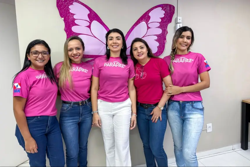 A coordenadora Denise Braga, ao centro, juntamente com equipe da unidade ParáPaz na Av. João Paulo II.