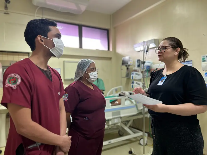 Márcia Duarte, médica, durante orientação a alunos, futuros colegas 