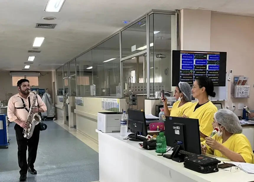 Pacientes, acompanhantes e colaboradores prestigiaram a apresentação musical dedicada ao Dia da Mulher