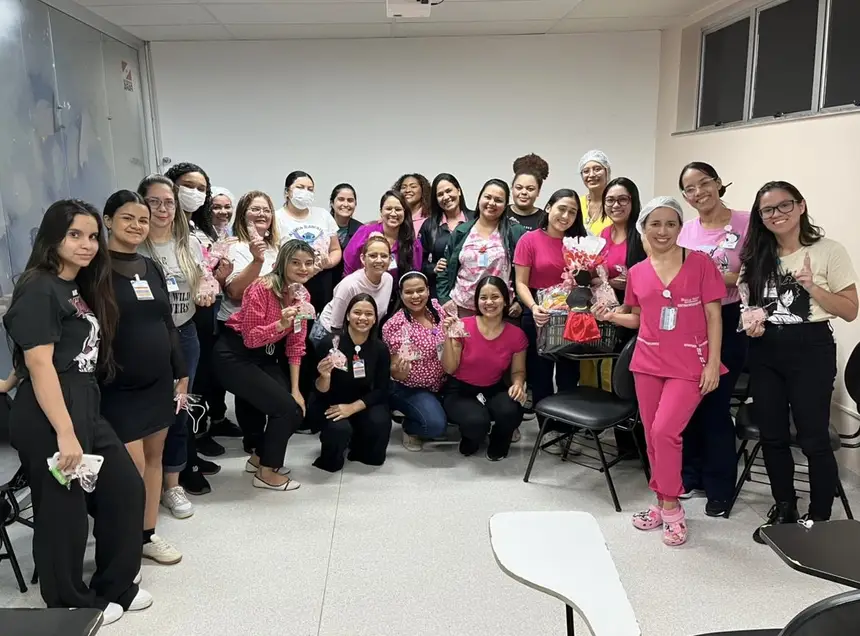 m clima de acolhimento, usuárias, acompanhantes e colaboradoras foram homenageadas com a entrega de rosas durante a programação especial no hospital