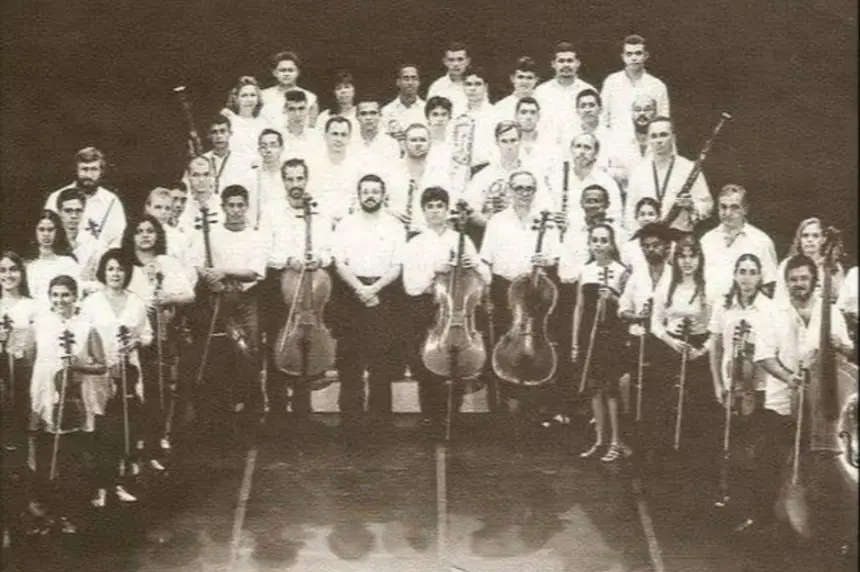 Primeira formação da OSTP em 1996, já com a presença de mulheres na Orquestra