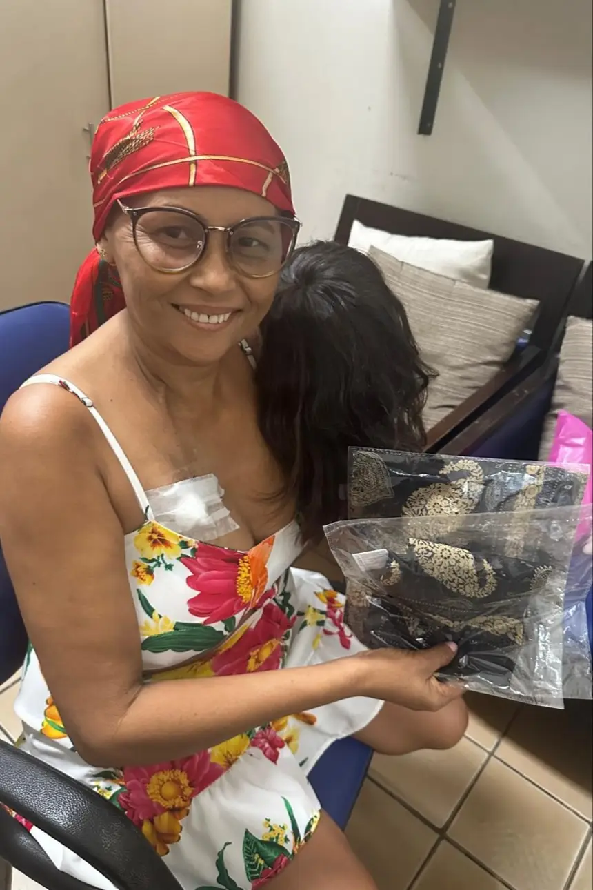 Paciente do HOL recebendo perucas para seguir seu tratamento com mais autoestima 