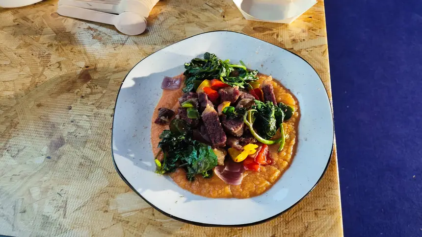 mousse de abóbora com puxuri e charque salteado com caponata de jambu