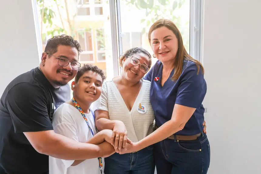 ViceGovernadora Hana Ghassan   com família que vai receber apartamento Pratinha - Luiz YamaguchiPietro Yamaguchi Maíra Yamaguchi