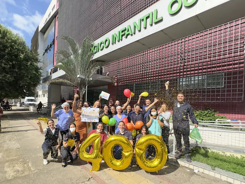 Colaboradores comemoram as centenas de histórias de cura na unidade de saúde