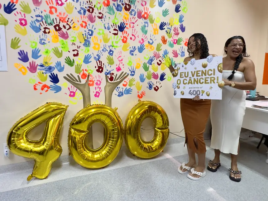 Vitória e Keli comemoram a alta definitiva após mais de cinco anos de tratamento