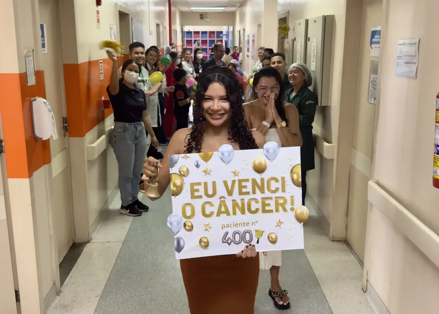 os 15 anos, Vitória entra para a história do hospital como a paciente número 400 a tocar o “Sino da Vitória”.