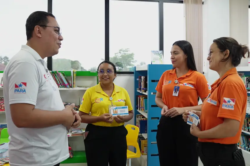 Profissionais do setor de Recursos Humanos homenageiam bibliotecárias após atividades realizadas com responsáveis de usuários, na Biblioteca Inclusiva