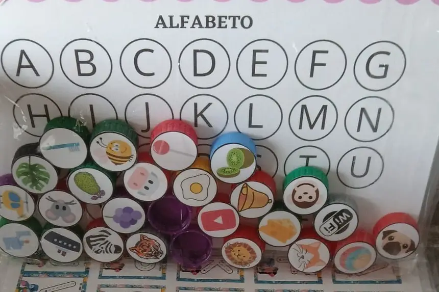 Alfabeto de tampinhas permite que crianças aprendam brincando