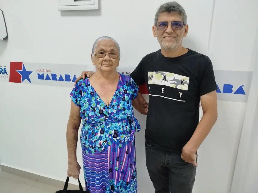 Darialva Batista, 92 anos, é acompanhada pelo filho, Elielson Menezes, durante atendimento na unidade