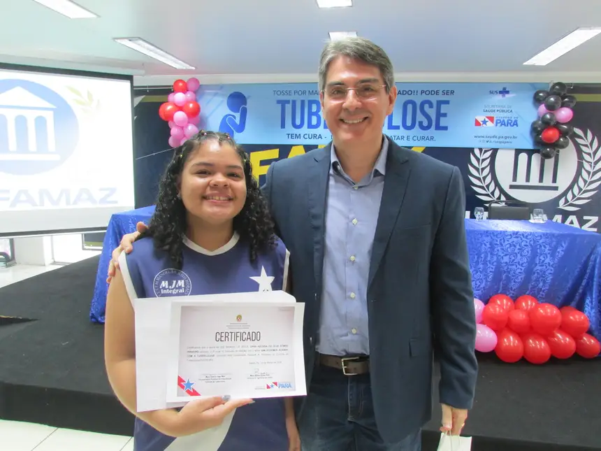 O médico Carlos Albério e a estudante Sarah Gomes