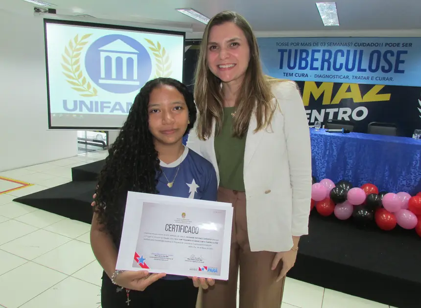 A diretora técnica da Sespa, Carla Figueiredo, com a estudante Raiane Cardoso