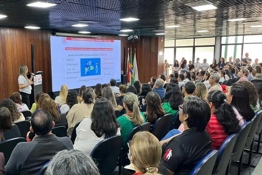 O serviço integra saúde e educação para evitar a evasão e reduzir a defasagem escolar.