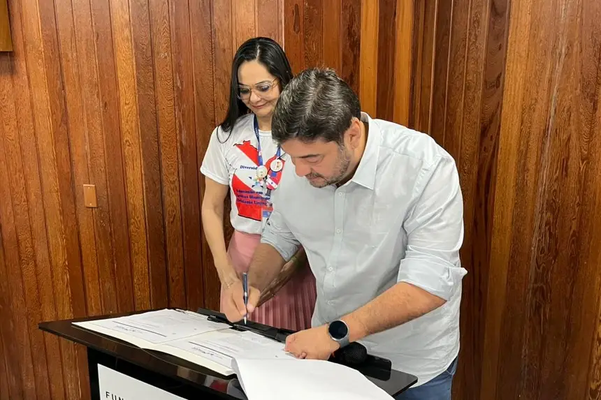 Assinatura do termo que assegura atendimento educacional a pacientes do Hemopa.