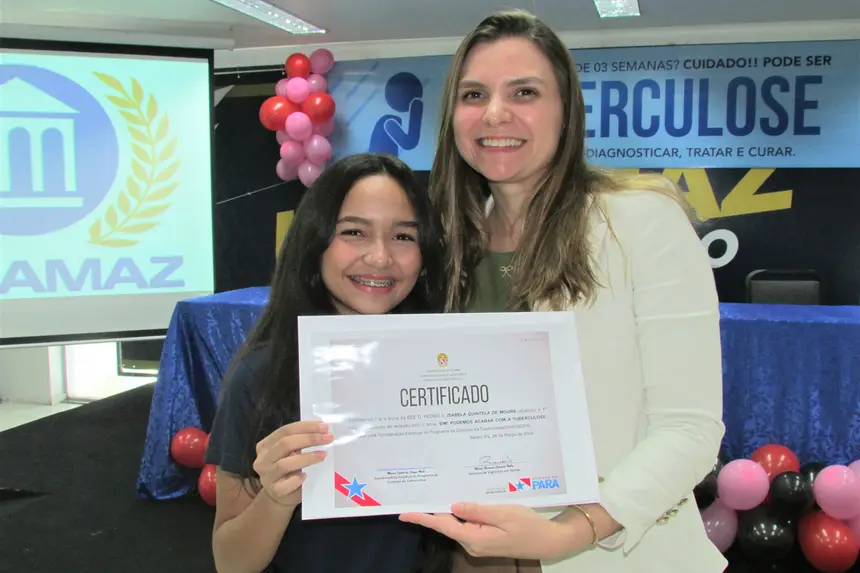 A diretora técnica da Sespa, Carla Figueiredo, com a estudante Isabela Moura