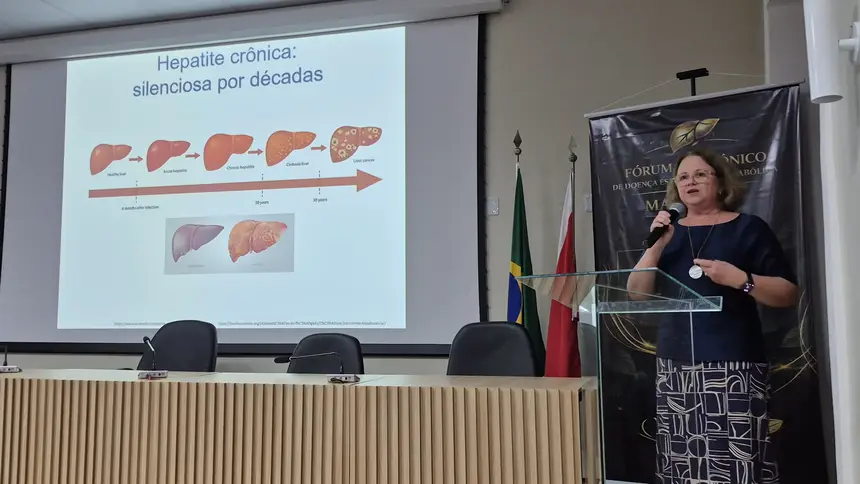 Rosângela Teixeira (MG) apresentou a Epidemiologia das Doenças Hepáticas no Brasil