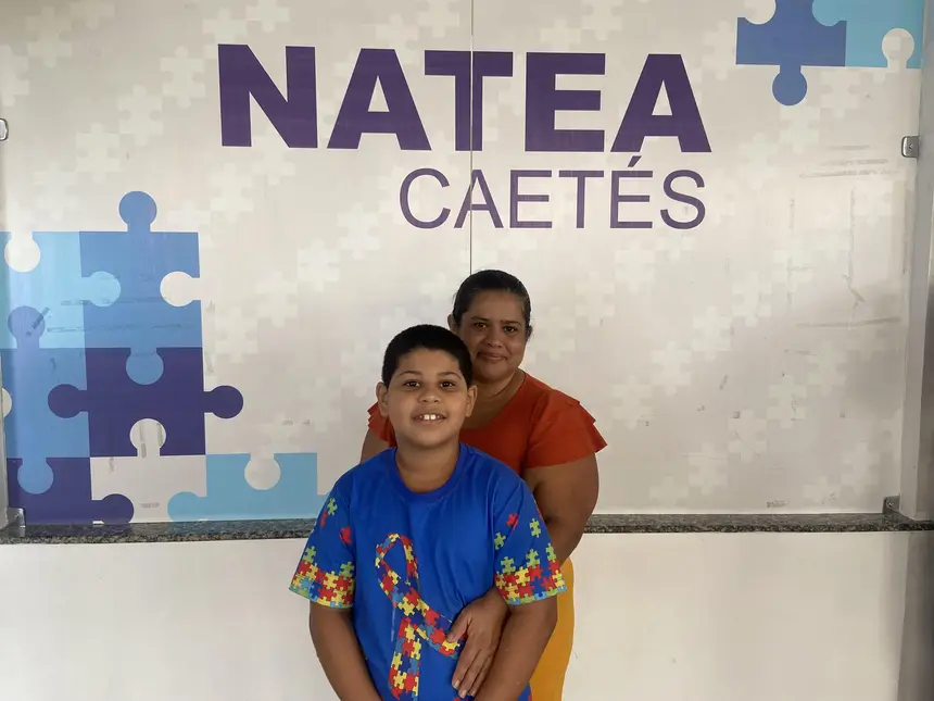 Aline de Nazaré Santos da Silva, 41 anos, com seu filho José Pietro, de 9 anos, do município de Peixe-Boi