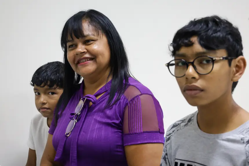 Lucélia Santos, mãe de Anderson, 9 anos, e Wanderson Candeira, 14 anos, ambos atendidos no Caee