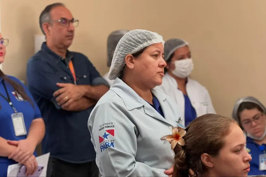 Profissionais da unidade acompanham atentamente o momento realizado na capela 