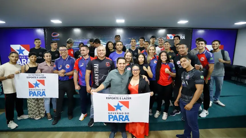 Secretário da Seel, Cássio Andrade ao lado dos atletas de Mui Thay