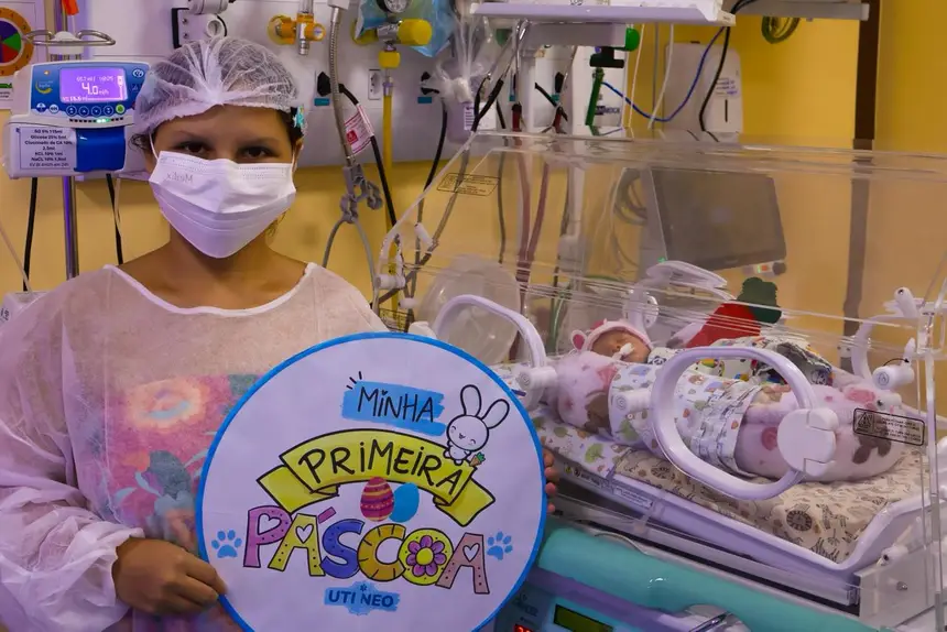 Ao lado da filha, nascida com 29 semanas, Giliele da Silva, moradora do Marajó, participou do ensaio fotográfico de Páscoa realizado na UTI Neonatal do HGT